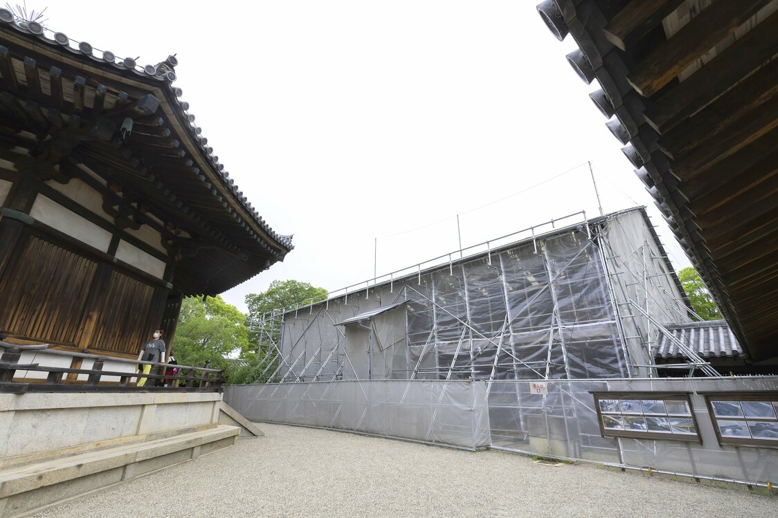 「夢殿（ゆめどの）」（国宝）に隣接する「東院礼堂（らいどう）」（重要文化財）