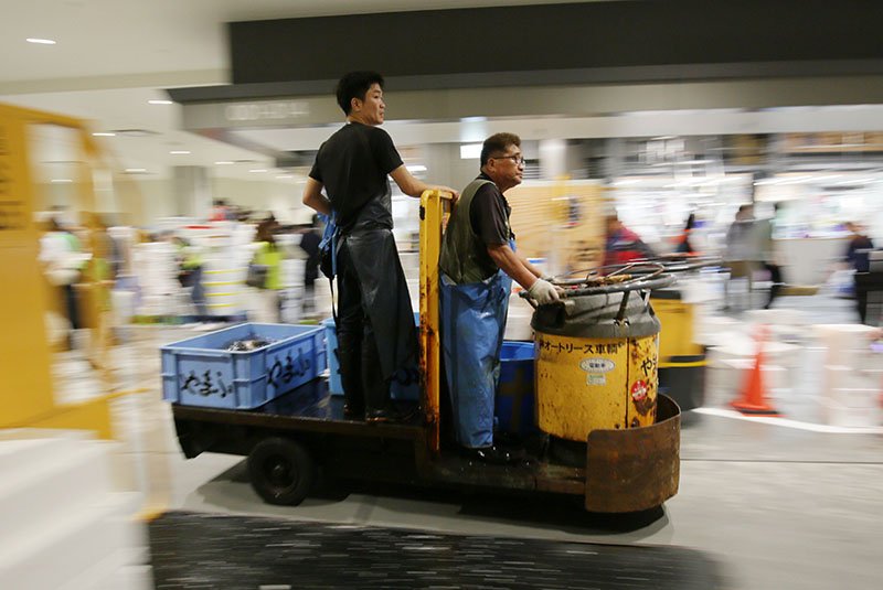 Un chariot à tourelle (taare) sur le marché de semi-gros des produits maritimes de Toyosu