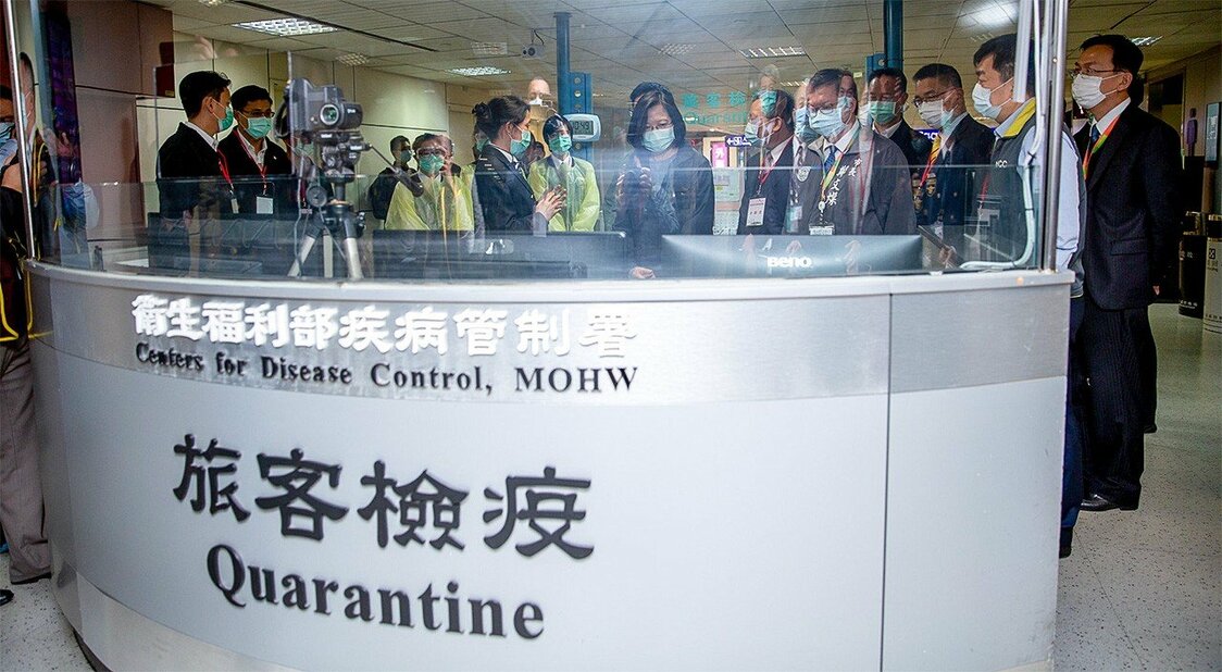Tsai Ing-wen, la présidente taïwanaise, inspecte la zone de quarantaine de l’aéroport international de Taoyuan (7 avril 2020, avec l’aimable autorisation du bureau présidentiel de Taïwan).