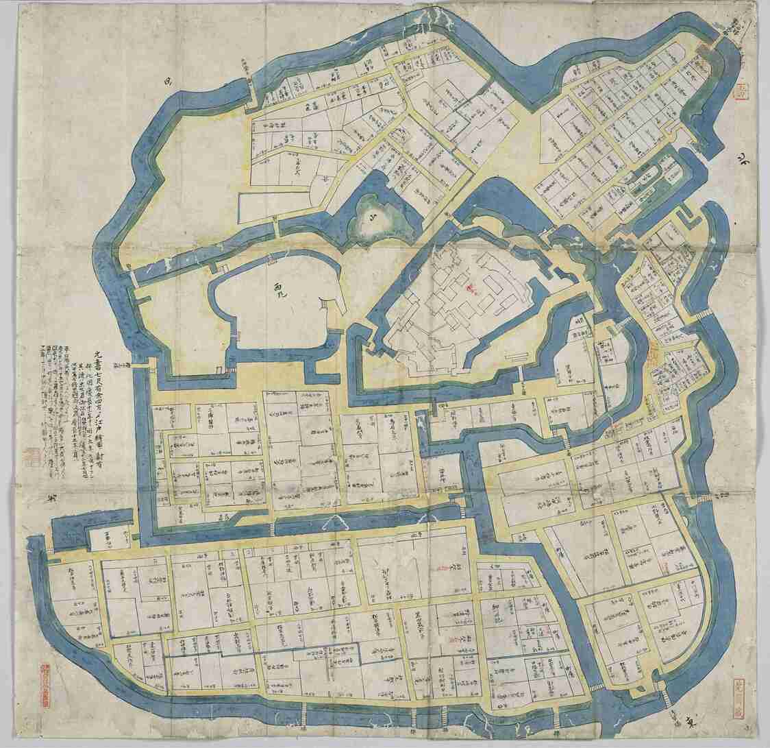 مخطط لقلعة إيدو في 1608 (من ضمن الرسوم التوضيحية لمدينة إيدو في حقبة عصر كيتشو [1596–1615]). يُعتقد أنه تم رسم المخطط بعد فترة وجيزة من إنشاء الحكومة (الشوغونية)، حيث تظهر القلعة وما يحيط بها. (الصورة مقدمة من غرفة المجموعة الخاصة بمكتبة العاصمة طوكيو)