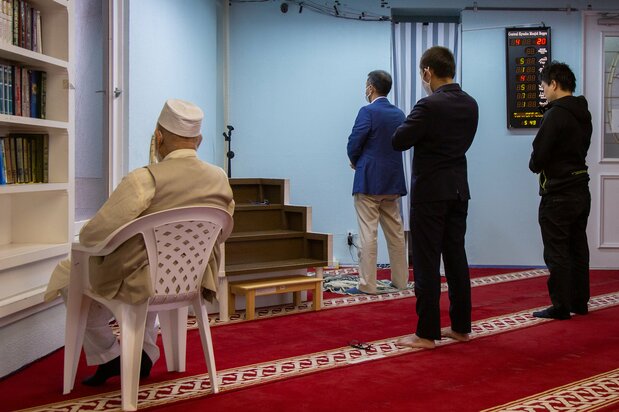 Muslims pray at the Central Kyūshū Masjid in Beppu on October 9, 2020. The mosque serves some 300 Muslims, mostly exchange students, living in the region. (© Suzuki Kantarō)