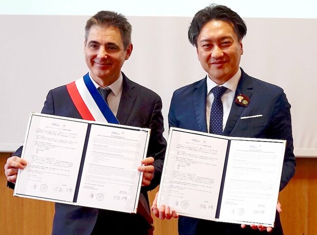 Mayor Saitō Keisuke of Yoichi, Hokkaidō (right) and Mayor Christophe Lucand of Gevrey Chambertin at the signing of their “wine accord” on February 8, 2025. (© Ukita Yasuyuki)