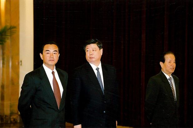 銭基琛氏(右端)と王毅氏(左端)=2002年3月23日、中国・北京の人民大会堂(撮影・泉宣道)