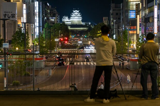 The observation deck is open at all hours and is an especially popular place to photograph the castle at night.