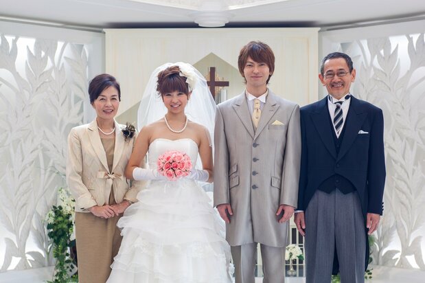 洋装も新婦が純白の衣装とまとう PIXTA