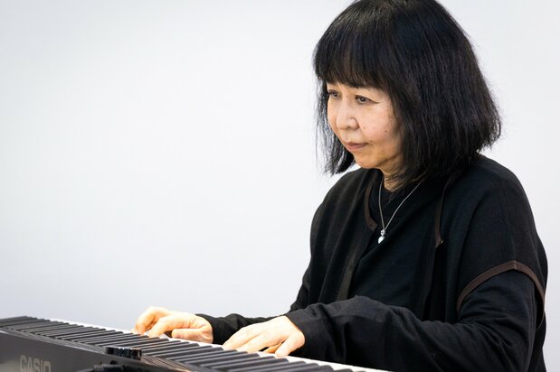 Окуда Хироко играет на электрическом пианино Casio