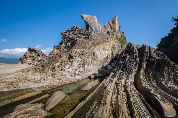 Es mejor visitar la costa de Minokoshi en embarcación, ya que es muy difícil llegar a pie. Se dice que Kōbo Daishi visitó Tatsukushi, pero no llegó hasta esta costa y de ahí su nombre. (Imagen PIXTA) 
