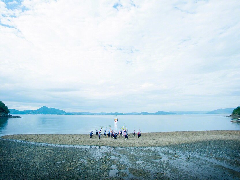 干潮の浜で、村上水軍の出陣式に由来する「法楽（ほうらく）踊り」が勇壮に舞われる（因島）
