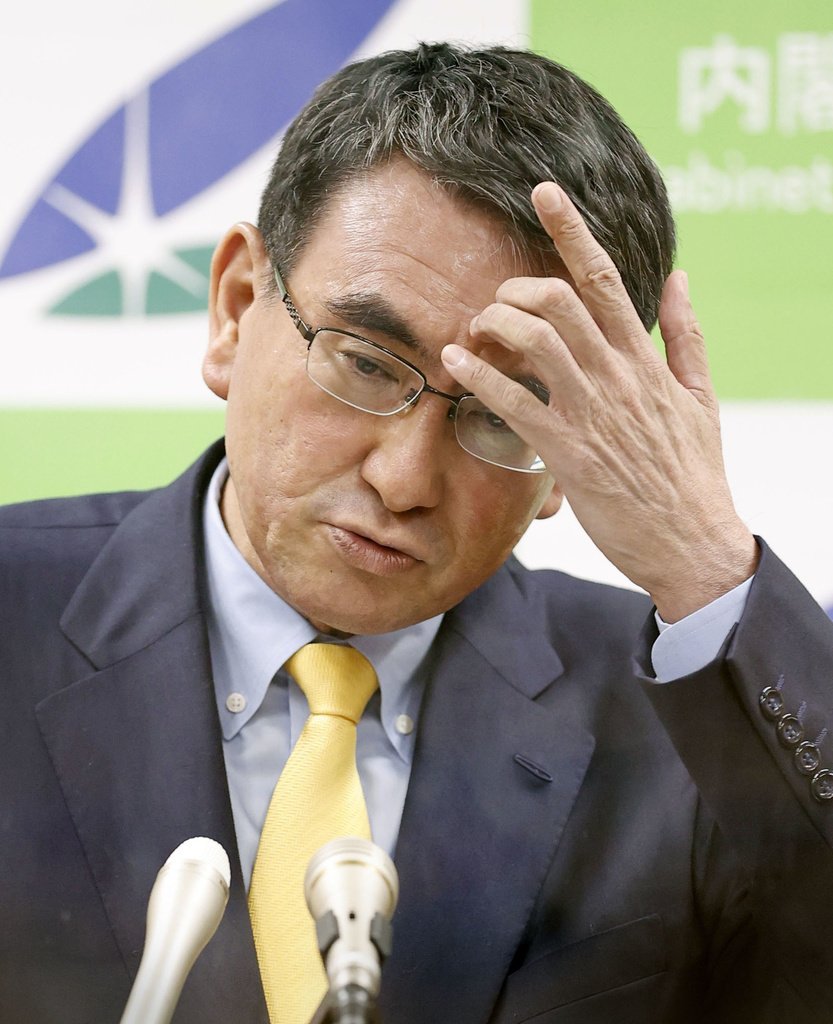 ワクチンの職場接種と自治体の大規模接種について、申請の受け付けを一時停止すると発表する河野行革相（共同）