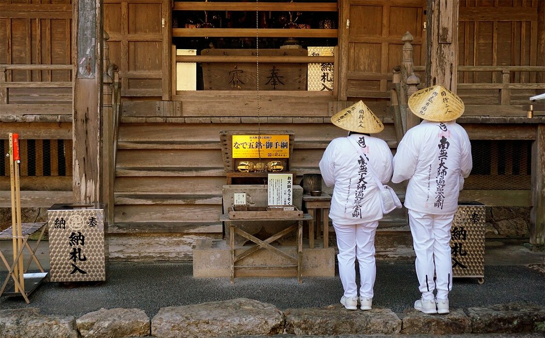 En Chikurinji podrá ver peregrinos, algunos de ellos vestidos de gala, con sus túnicas blancas cubiertas de frases budistas y sombreros de paja en la cabeza. (© Gianni Simone)