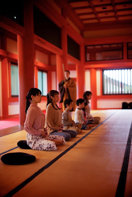 Visitors unite mind and body with a zazen meditation session. (© Mōtsūji)