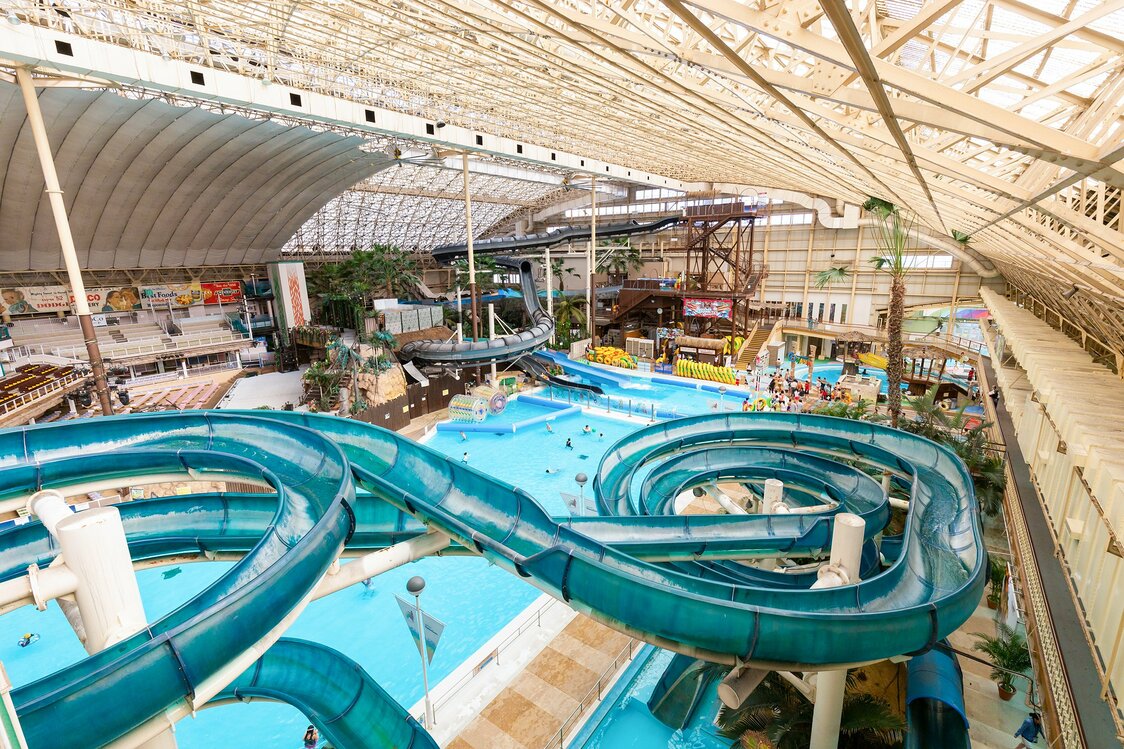 隔着最大长度达120米的“Ka’apuni Falls”，俯视Water Park（ka’apuni是夏威夷语，意为旋转——译注）