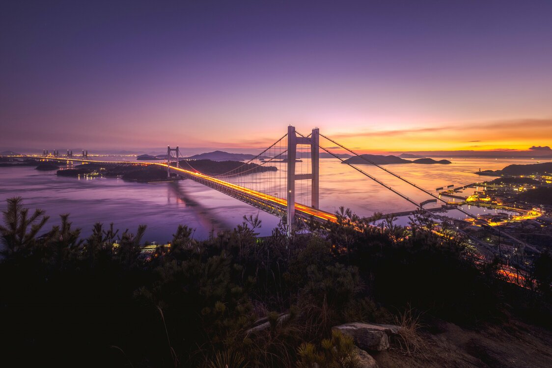 Sunset view of the Seto Ōhashi bridge from Mount Washū in Kurashiki. (Courtesy Okayama Prefecture Tourism Federation)