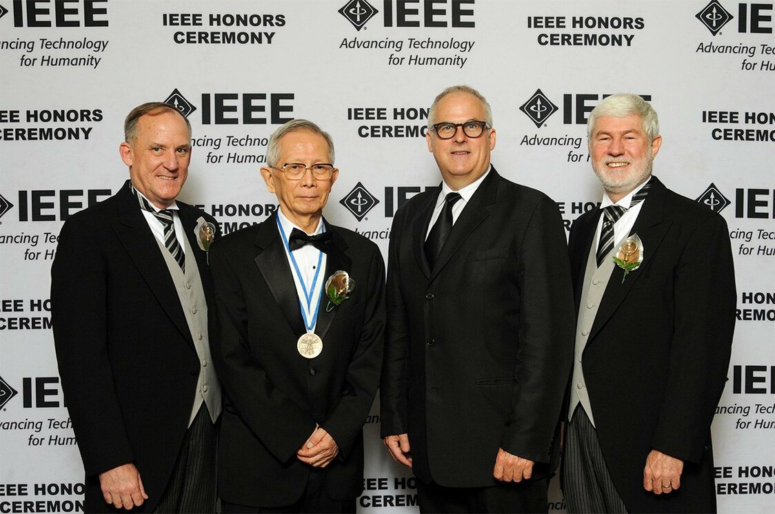 أوياغي في حفل تسليم ميدالية IEEE عام 2015.