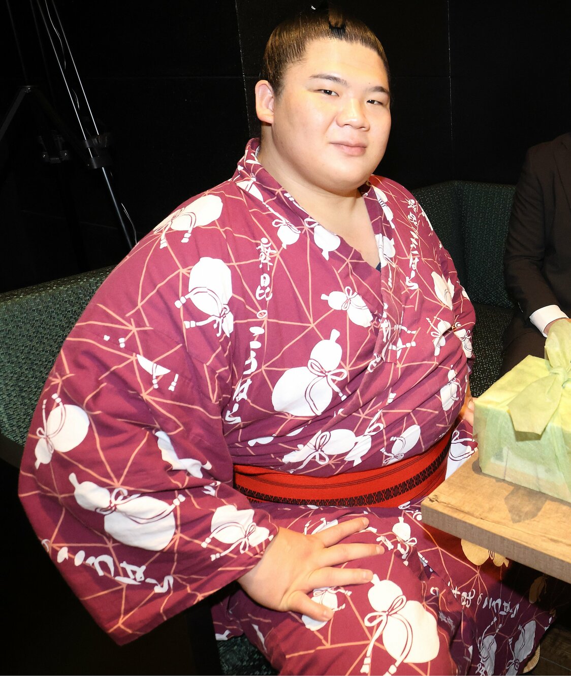 大相扑大阪赛事后，前来观赏表演的人气力士宇良和辉。他说：“如果相扑能传播到海外，我会很高兴。”（图片：日乐座）