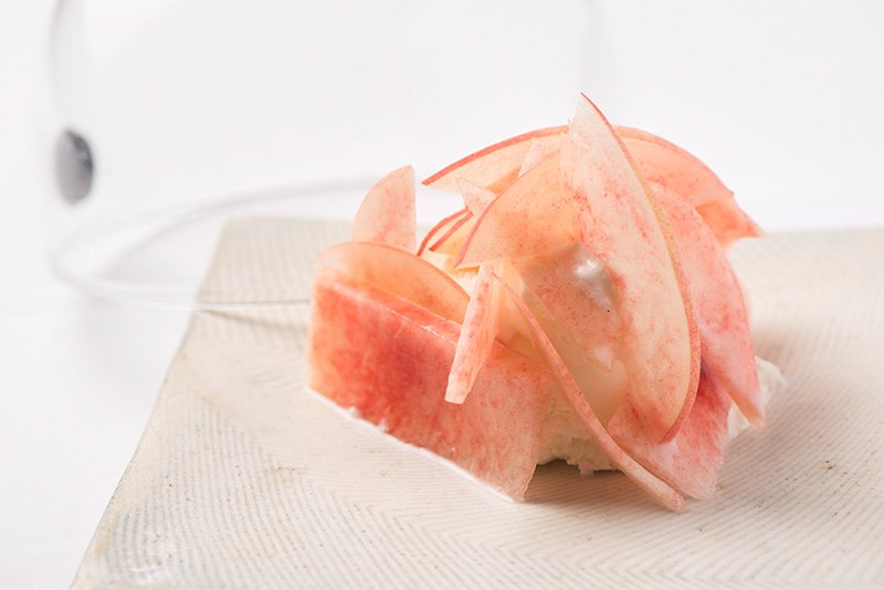 福島市、古山果樹園の桃「あかつきネオ」とファームつばさのジャージー牛で作ったアイスクリーム。通常桃は14度ぐらいの糖度だが、この桃の糖度は時に30度を超える。