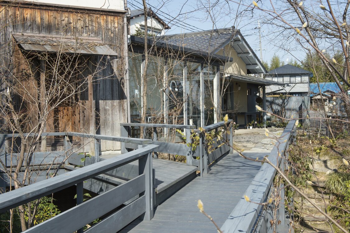 The gallery-boutique Tsukikusa stands right next door to the restaurant Nazuna in Akishino no Mori.