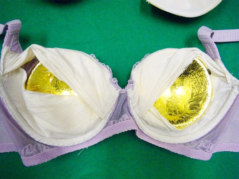 Un sujetador con copas utilizado para introducir oro en Japón. Fotografía por cortesía del Ministerio de Finanzas. (© Jiji)