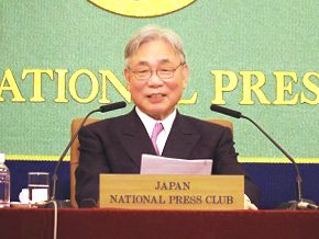 JR Central Representative Director Kasai Yoshiyuki briefs the media on the Chūō Shinkansen maglev at the Japan National Press Club on December 12, 2014.