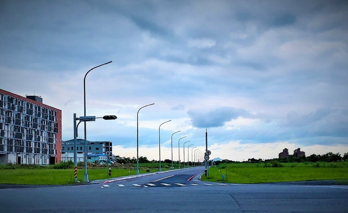 かつての滑走路があった場所、道路の向こうに亀山島。飛行機はここから亀山島をめがけて離陸した
