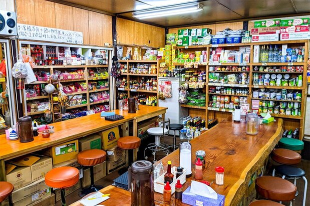 “Thanh Ha”既是食堂,也是超市,图为店内一景(图片:渕贵之)