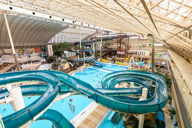 隔着最大长度达120米的“Ka’apuni Falls”,俯视Water Park(ka'apuni是夏威夷语,意为旋转——译注)