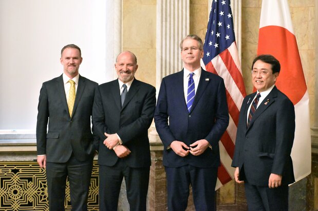 日美关税谈判,左起依次是美国贸易代表办公室贸易代表格里尔、美国商务部长卢特尼克、美国财政部长贝森特、日本经济再生大臣赤泽亮正,5月1日,美国华盛顿(时事社)