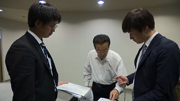 五本市議に迫る砂沢(左)と五百旗頭 © チューリップテレビ