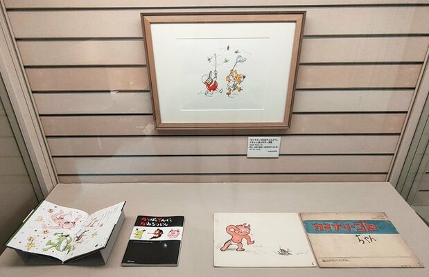  “加古里子诞辰一百周年展”中展出的小达摩相关作品。墙上挂着的是2008年该馆首次举办加古里子展时，加古专门全新绘制的海报原画