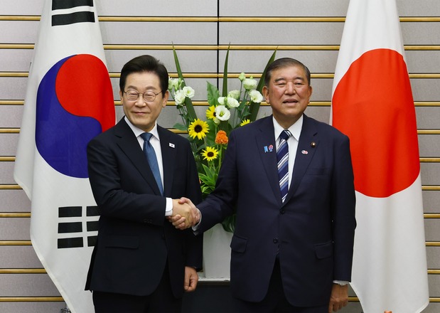 日韩首脑会谈(SOPA Images via Reuters Connect)