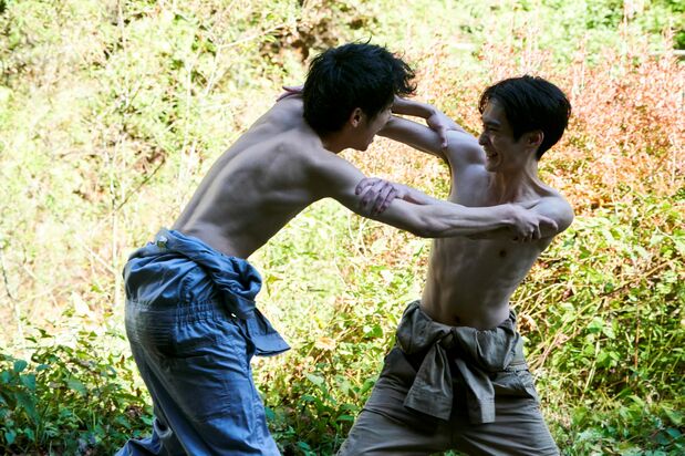 反復される格闘シーンはこの映画の重要な要素だ　©2021 PFFパートナーズ（ぴあ、ホリプロ、日活）/一般社団法人PFF