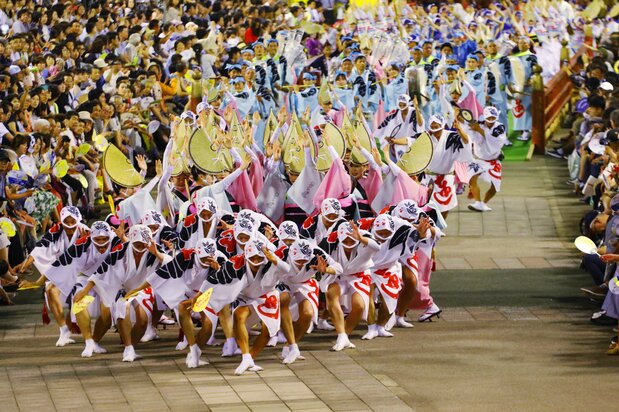 Each group performs a different dance; every performance a display of imaginative choreography. (© Haga Library)