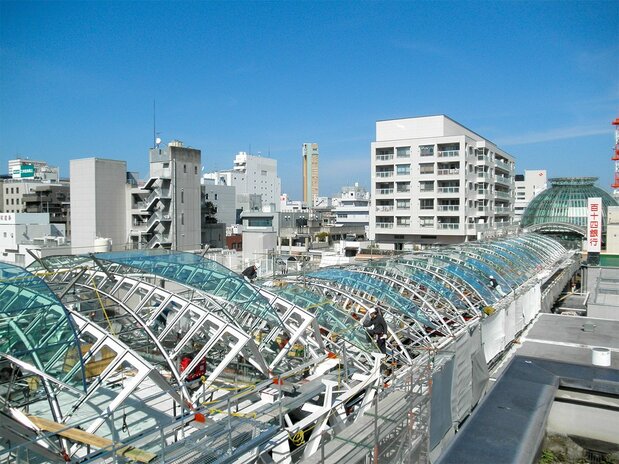 At right, above the arcade, stands a condominium jointly built by the Takamatsu Marugamemachi Shopping District Promotion Association without affecting land ownership.
