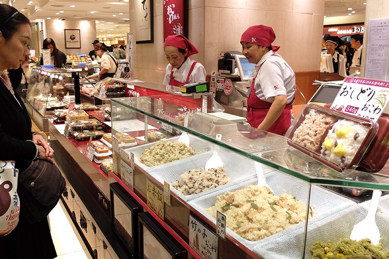 A bentō shop displays varieties of okowa, steamed rice mixed with different ingredients. (© Nippon.com) 