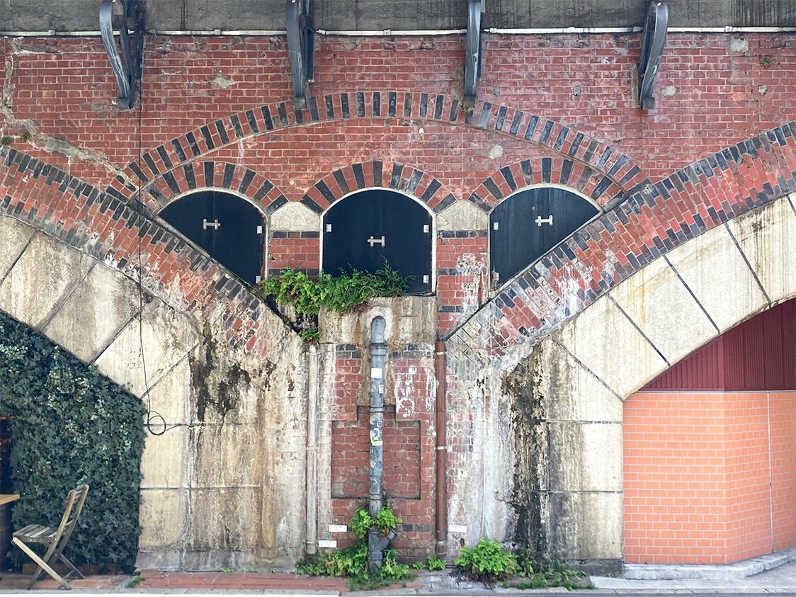 Los muros arqueados de las vías elevadas. (© Gianni Simone)