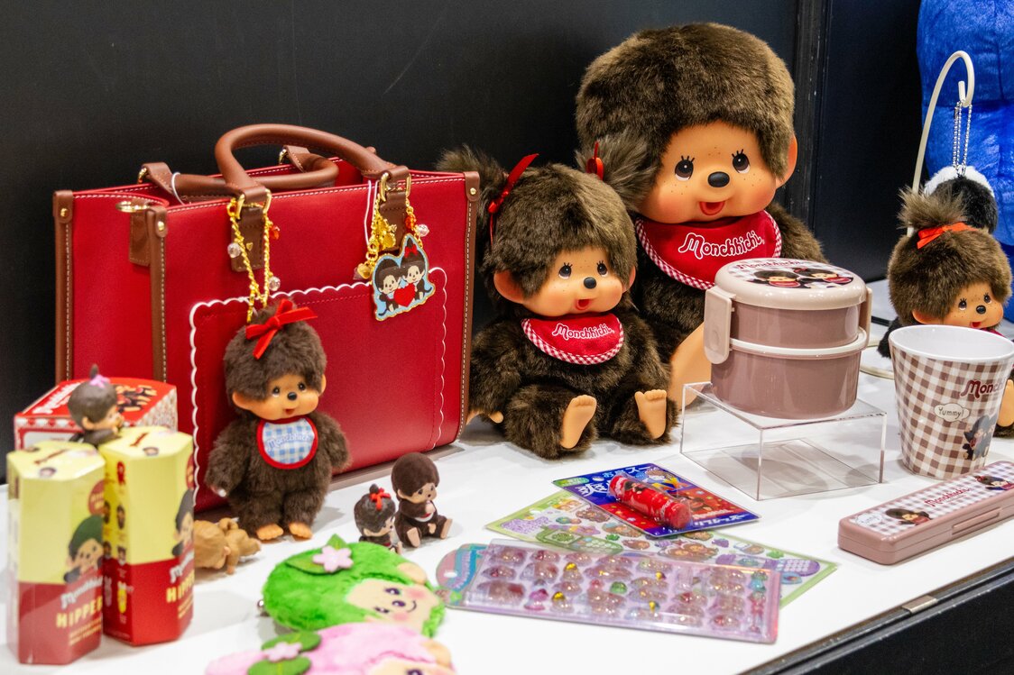Monchhichi continues to grow its fanbase through stickers and other merchandise. (© Nippon.com)