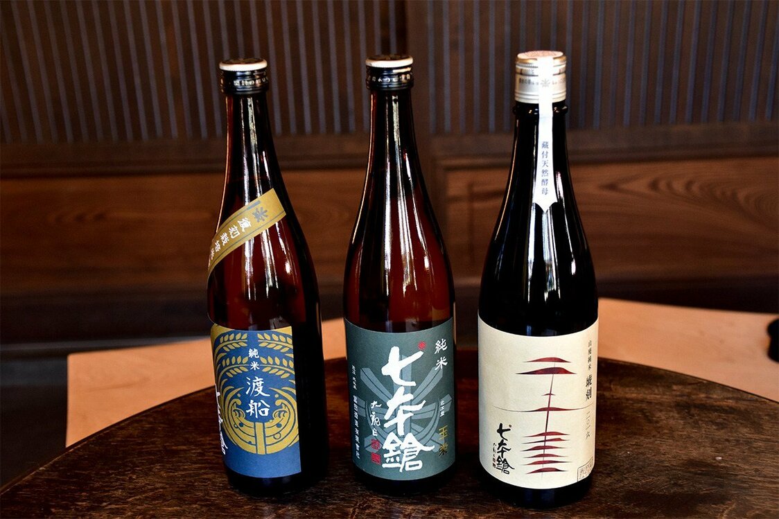 七本鎗を代表する3本。右から、酵母無添加の年号入り山廃純米「琥刻（ここく）」、酒米「玉栄（たまさかえ）」を使った定番の純米酒「七本鎗」、「滋賀渡船（わたりぶね）」を77％精米した純米酒「渡船」。
