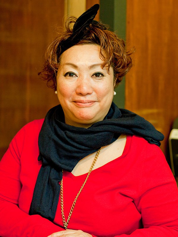 Yuyama ReikoEscritora y profesora asociada de la Facultad de Bellas Artes de la Universidad Nihon, aunque también ha trabajado como redactora. Entre sus obras, destacan Onna hitori zushi (Sushi para una sola mujer; Gentōsha Bunko), Josōsuru onna (Mujeres disfrazadas de mujeres; Shinchō Shinsho) y Yosojigoe! senjutsu hen (¡Rebasemos los cuarenta! Manual de tácticas; Wani Books), ésta última de reciente publicación. Además, es experta en ocio y cultura nocturnos, ha producido diversos eventos y se expresa enérgicamente en una gran variedad de campos: cine, música, gastronomía, moda, etc.http://yuyamareiko.typepad.jp/