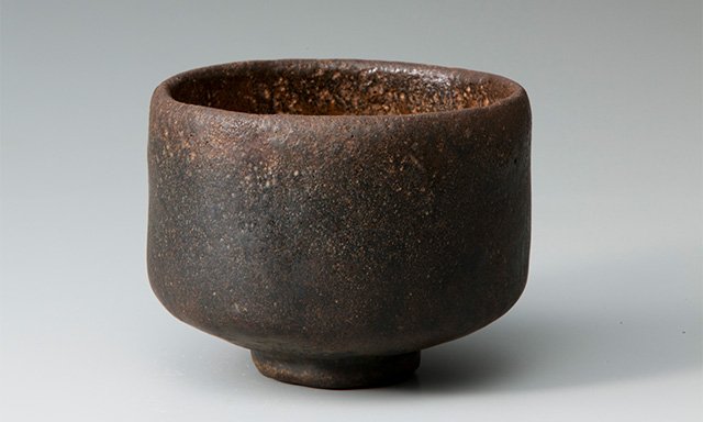 La vasija Raku bautizada con el nombre de Mozuyaguro, de la serie negra, fue facturada por Chōjirō, artesano de la primera generación familiar (periodo Momoyama, siglo XVI). Colección del Museo Raku. Esta pieza, arquetipo del gusto estético del gran maestro del té Sen no Rikyū, se dio a conocer al gran público al aparecer en la escena de la película Rikyū ni tazuneyo (inglés: Ask This of Rikyū; 2013, productora Tōei) en la que el mítico maestro, interpretado por el actor de kabuki Ichikawa Ebizō, prepara el té instantes antes de darse muerte. Periodo de exposición: 14 de marzo - 16 de abril de 2017.