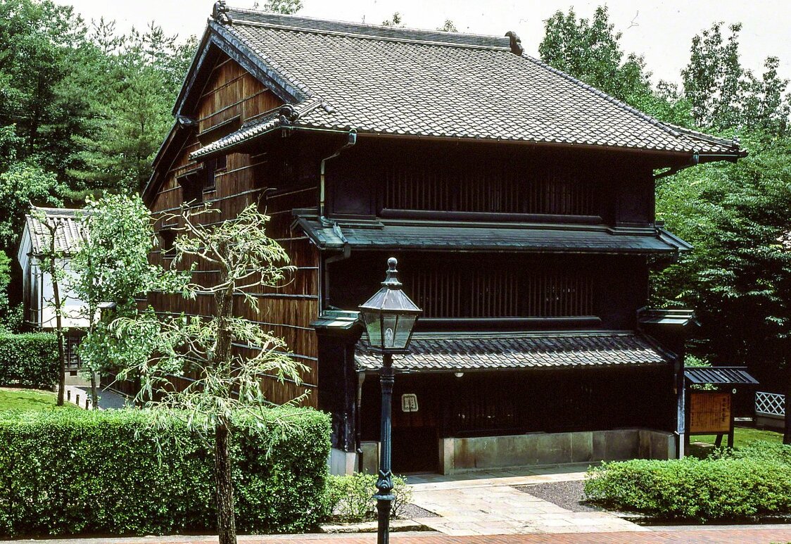 La residencia de la familia Tōmatsu, construida originalmente en Nagoya, adquirió su aspecto actual en 1901 tras varias obras de ampliación.