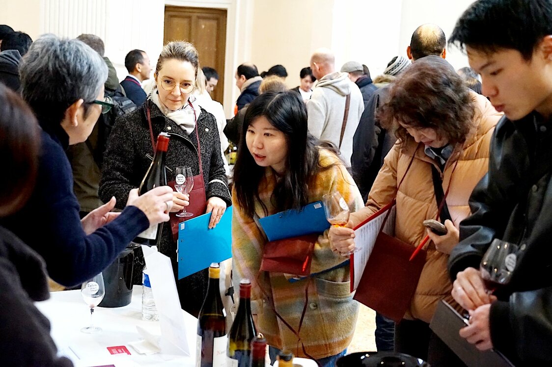 Посетители у стенда Domaine Takahiko (© Укита Ясуюки)