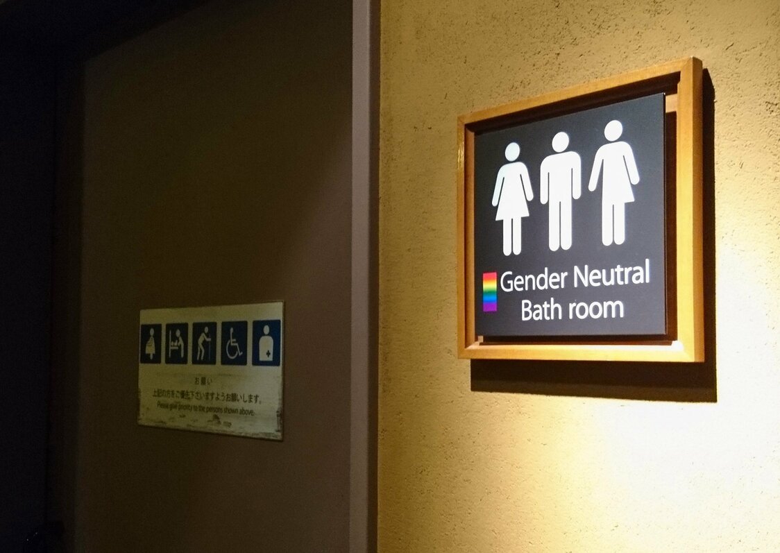 The gender-neutral sign at the Hotel Granvia Kyoto. (© Jiji Press)