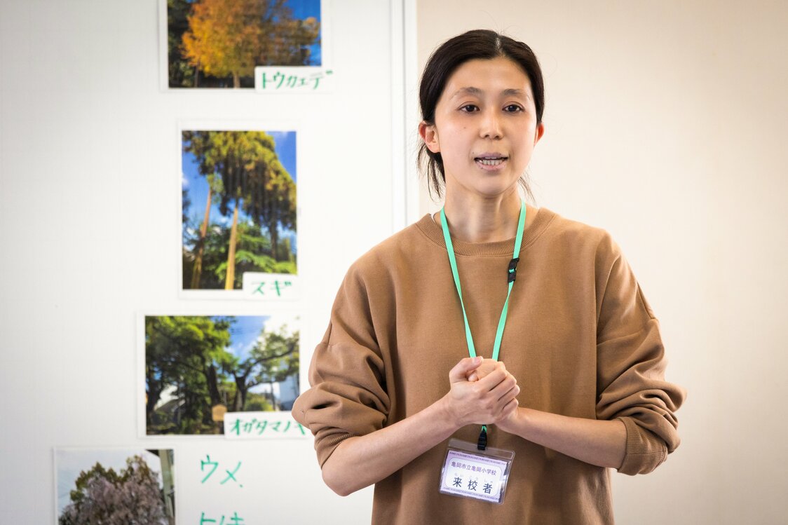 さくら学級の児童に語り掛ける山本さん　撮影：ニッポンドットコム編集部