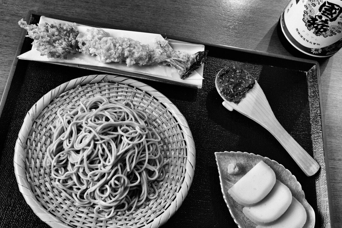丸南本店の酒肴セット。増毛の国稀を冷酒でいただく（2020）