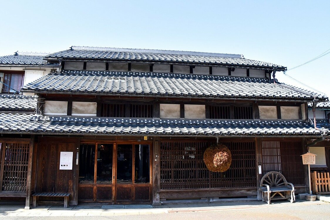 街道沿いに建つ趣ある冨田酒造の外観。