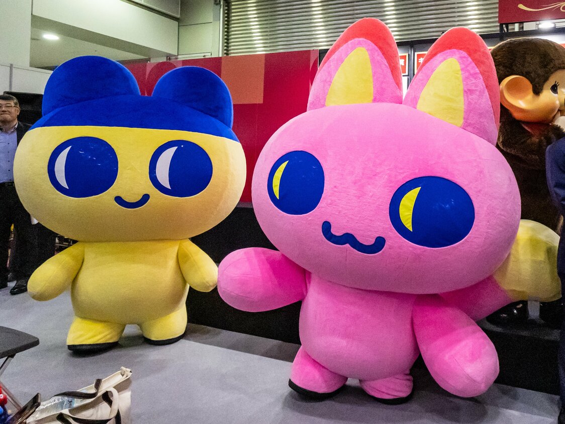 The main character Mametchi alongside the new companion Meowtchi. (© Nippon.com)
