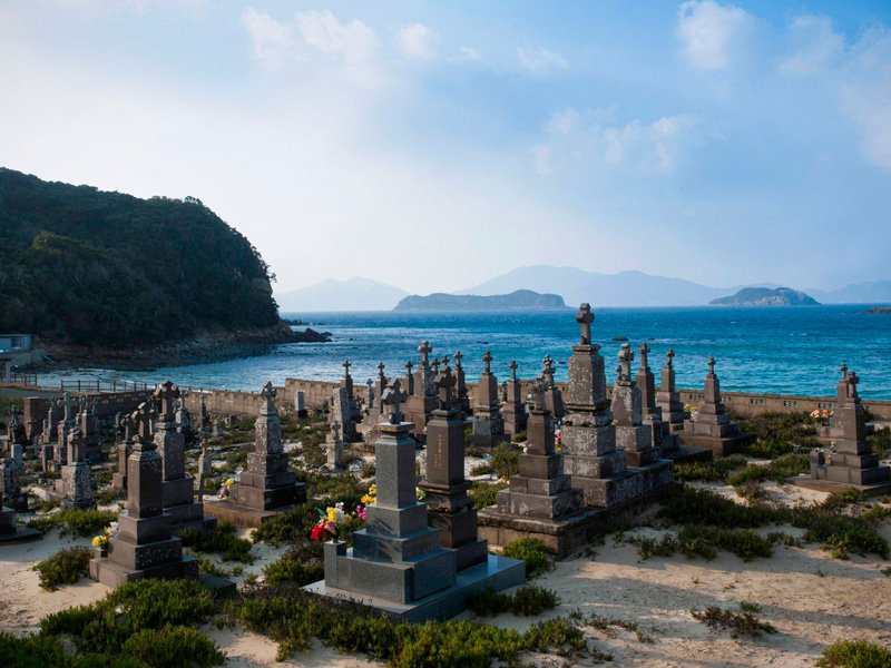 Las lápidas del cementerio de Kashiragashima, junto al mar.