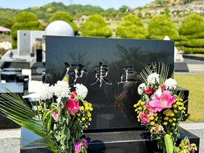 鎌倉霊園の伊東正義氏の墓石には、2015年10月2日に100歳で亡くなった輝子夫人の戒名「閒月院義室妙輝大姉」も刻まれている=24年4月28日、神奈川県鎌倉市(筆者撮影)
