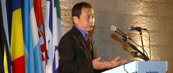 Murakami Haruki pronuncia su discurso de aceptación del Premio Jerusalén por la Libertad del Individuo en la Sociedad de 2009.© Jiji