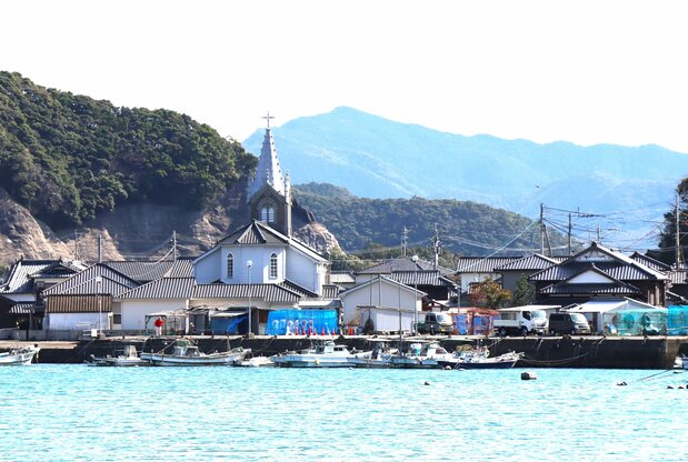 La iglesia de Sakitsu destaca con su puntiaguda torre entre el caserío costero de la aldea, formado por construcciones de estilo japonés. (Fotografía: Amano Hisaki)